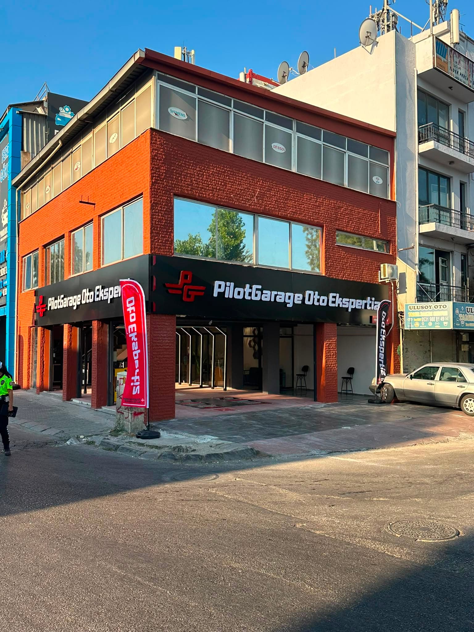 Pilot Garage İzmir Konak şubesi geniş dış cephe görünümü